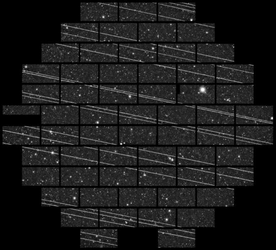 Tato sekvence pruhů po družicích Starlink byla pořízena v noci z 12. na 13. listopadu 2019 pomocí celooblohové kamery observatoře Cerro Tololo (v Chile). Observatoř Vera Rubin by mohla čelit podobným zásahům do pozorování z družicových konstelací. Obrázek: NOIRLab https://upload.wikimedia.org/wikipedia/en/5/5f/Starlink_Satellites_Imaged_from_CTIO.jpeg