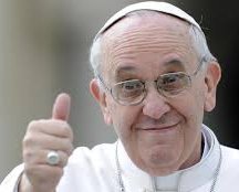 Papež František ukazuje palec nahoru