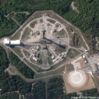 Satelitní snímek rampy SLC-40 s novou přistávací plošinou LZ-40 v pravém dolním rohu (Zdroj: Harry Stranger)